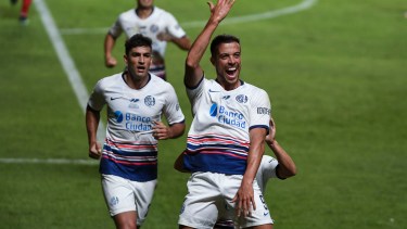 Franco Di Santo festeja con sus compañeros el gol de San Lorenzo que derrotó 2-0 a Rosario Central en el Nuevo Gasómetro, por la octava fecha de la Copa de la Liga Profesional de Fútbol. Foto: Maxi Luna/Télam