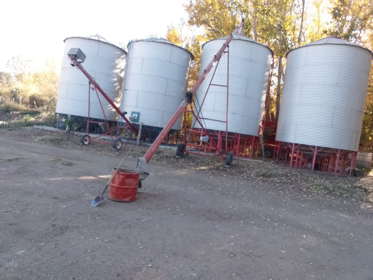 Los silos donde se almacena el alimento para el ganado están vacíos (Sociedad Rural del Neuquén)
