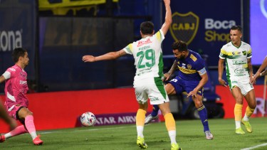 Tevez empuja el balón y decreta el empate para Boca a los 18' del primer tiempo. (Foto/Télam)