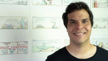 Nacido en Neuquén, Nicolás Mendoza es Licenciado en Relaciones Internacionales en la Universidad de
Belgrano, Dibujante y Gestor Cultural. 