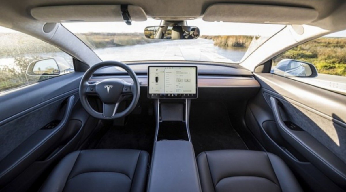 A pesar de contar con la función "piloto automático", Tesla recomienda que haya una persona en el asiento de conductor.