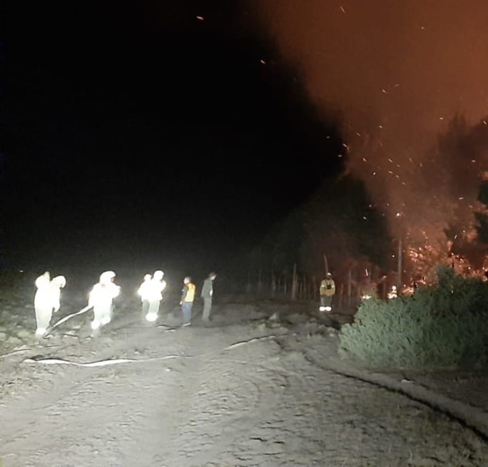 Las maniobras de control y mitigación de las llamas se realizaron durante durante  toda la noche. Foto: Gentileza