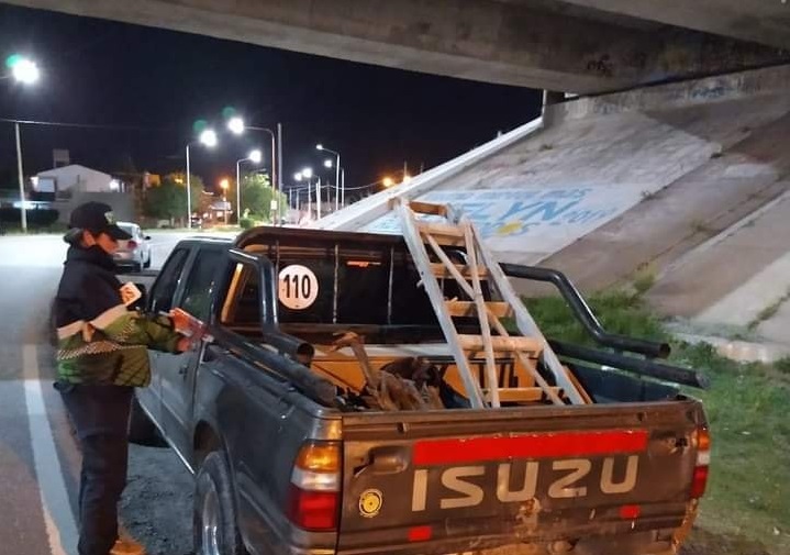 Una de las tres camionetas que fueron secuestradas en la capital rionegrina durante Semana Santa. Foto Gentileza.