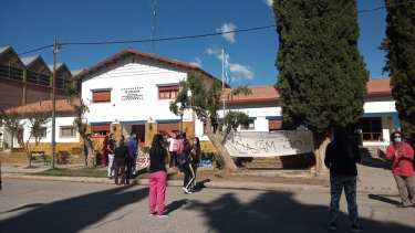 Aseguran que detuvieron a una mujer por apoyar la lucha de Salud en Chos Malal