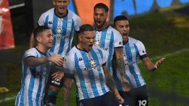 El festejo de Copetti en el triunfo agónico de Racing sobre Independiente, en un clásico muy polémico. 