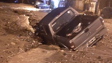Como escena de una película. Así quedó una camioneta en el Loteo Social, en Neuquén. Foto colaboración de Patricia Azzu. 