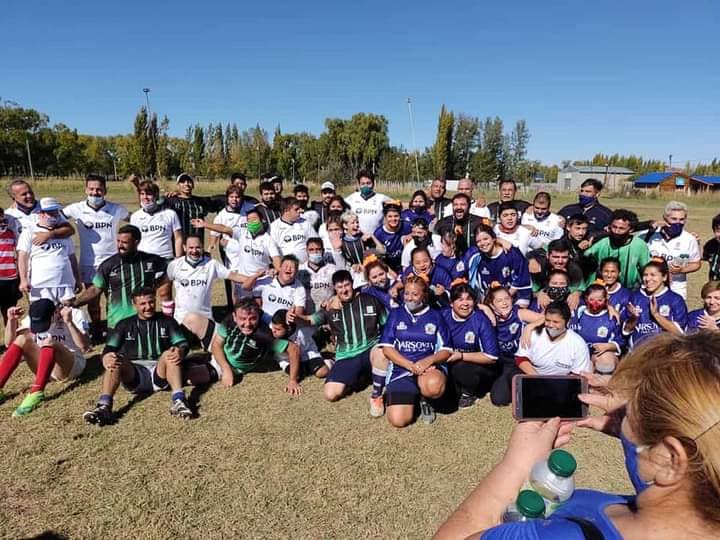 El equipo femenino de Hualas XV tuvo se debut este domingo, en la copa "Derribando Barreras". (Gentileza).-