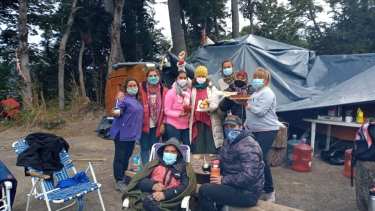 Los autoconvocados de Salud mantienen el corte en el paso internacional Samoré, en Villa la Angostura. (Gentileza).-