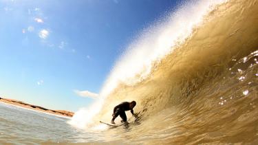 Martín Passeri, el más experimentado, mete un tubo. Encontraron una ola distinta y se divirtieron. (Foto: Canty Ramos)