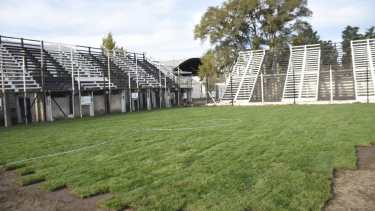 En Cipo ya colocaron los primeros rollos de césped en la cancha. (Foto: Florencia Salto)