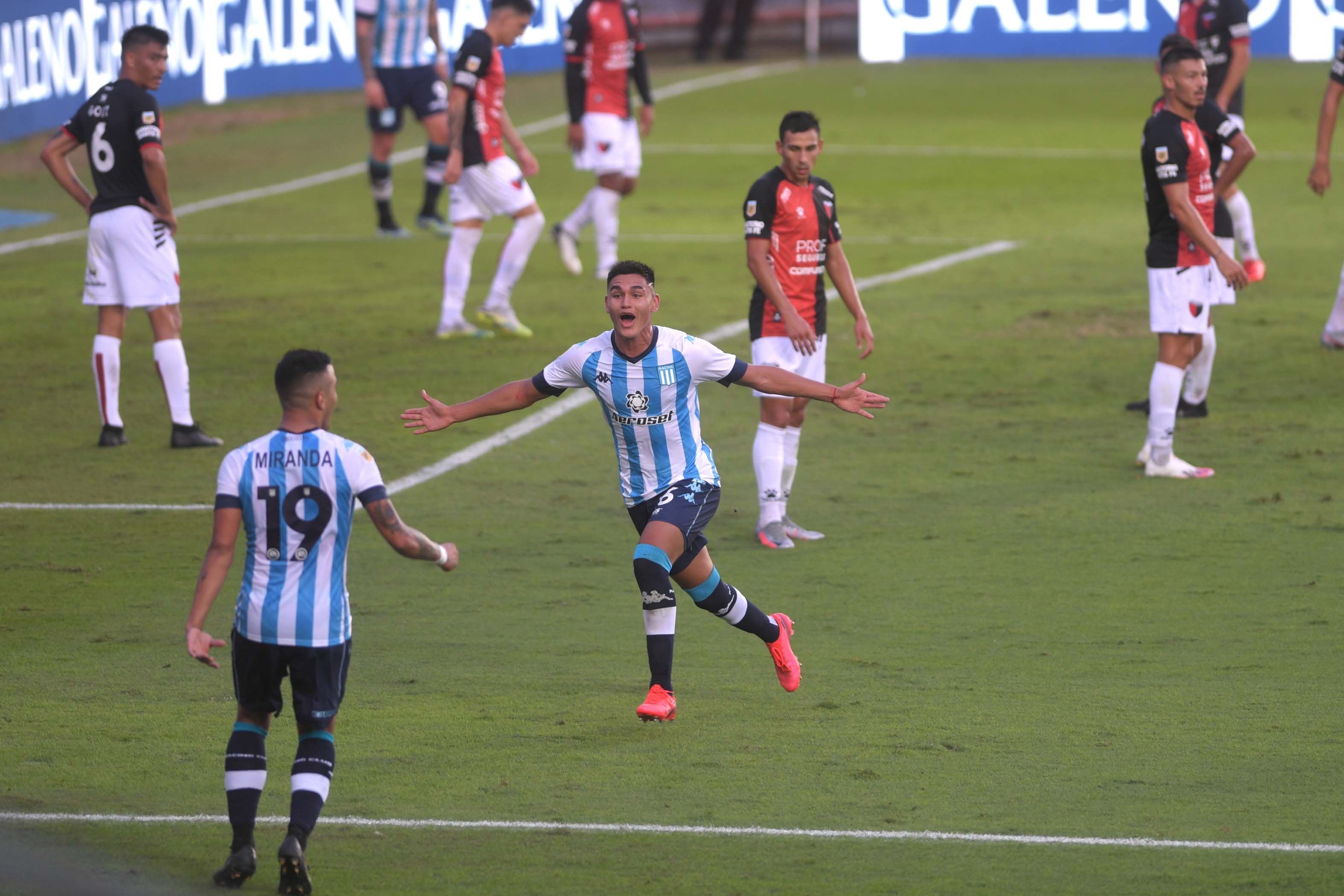 Cáceres festeja el tanto agónico con que la Academia venció 2-1 a los santafesinos. (Foto Télam)