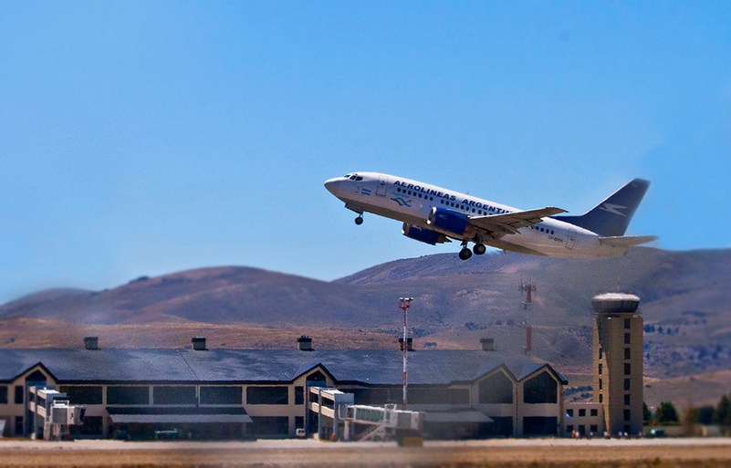 Bariloche tiene un promedio de 50 vueltos diarios, entre arribos y partidas y, vuelos charters. Foto: archivo