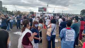 Trabajadores de salud de Roca se movilizaron desde el hospital hasta la Ruta 22