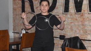 El mago Jinaru de Choele: a los 12 años crea ilusiones