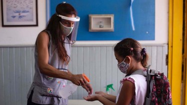 Piden suspensión de clases presenciales en distritos con suba exponencial de casos