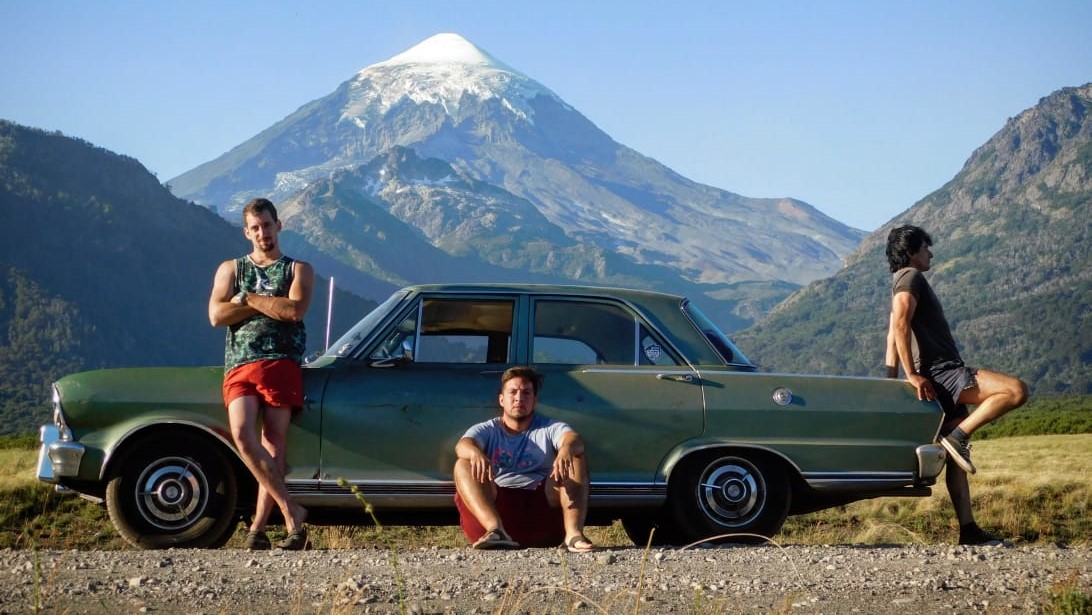 Maxi, Alan y Walter este verano con el Chevrolet de 1967 y el volcán Lanín de fondo. Foto: Alan Rucci.