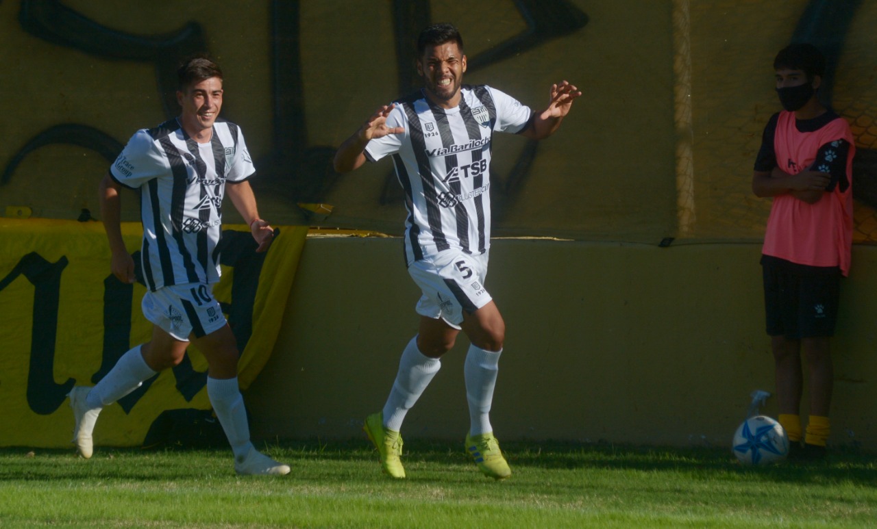 Mellado metió dos goles en el histórico triunfo de Cipo en Bahía. (Foto: Gentileza La Nueva)