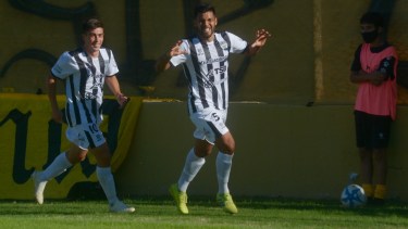 Mellado metió dos goles en el histórico triunfo de Cipo en Bahía. (Foto: Gentileza La Nueva)