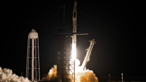 SpaceX lanza misión tripulada a EEI con cohete reutilizado