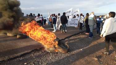 Video: trabajadores de la Salud cortan la Ruta 22 en Chichinales