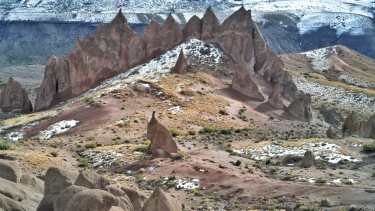 Los Bolillos, a 19 km de Varvarco en el norte neuquino. Guarda en sus entrañas la historia del llamado cementerio de la peste Foto: Martín Muñoz.