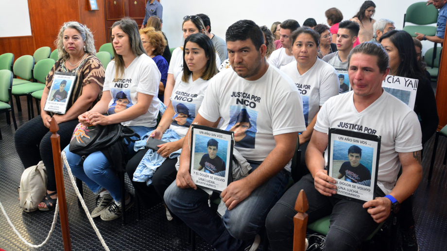 Foto archivo: Los familiares y allegados del adolescente fallecido, durante el juicio que se llevó a cabo el año pasado