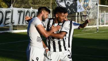 Mellado volvió a hacer dos goles y Zárate marcó su primer tanto con la camiseta de Cipo. (Foto: Juan Thomes)