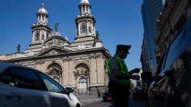 El Gobierno chileno decretó el cierre de fronteras durante todo abril y endureció las restricciones. (Foto: AP)