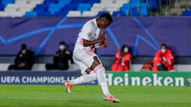 Vinicius celebra tras marcar su segundo gol en el partido ante Liverpool. (Foto: AP)