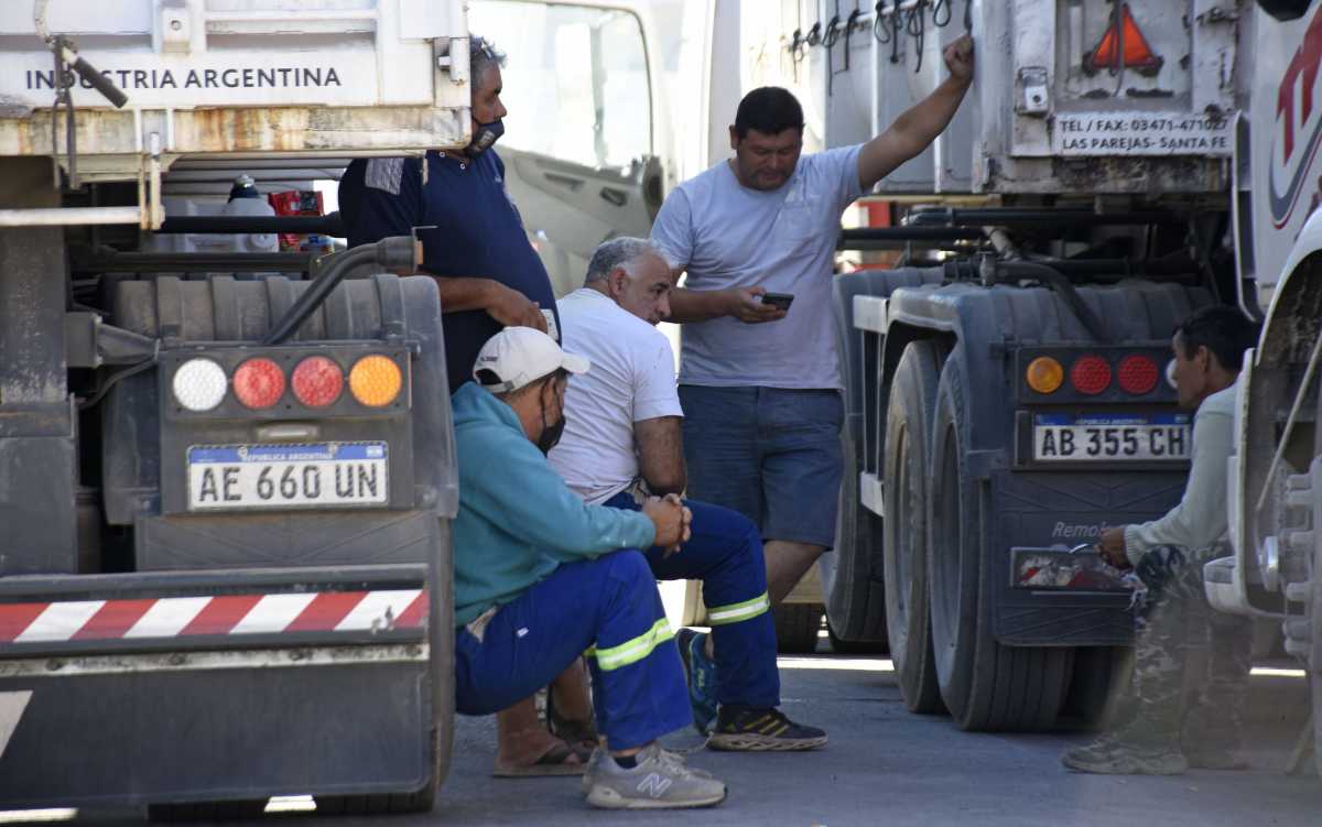 Los camiones que estaban varados en Añelo fueron desviados hacia Catriel. (Archivo Florencia Salto).-