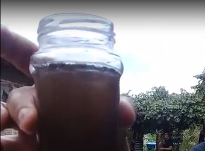 El líquido que salió desde la canilla de un vecino, que filmó un video y reclamó soluciones. 