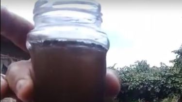 El líquido que salió desde la canilla de un vecino, que filmó un video y reclamó soluciones. 