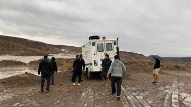 Ruta 23: Una ambulancia que trasladaba a un paciente quedó “colgada” en un zanjón y el chofer se descompensó