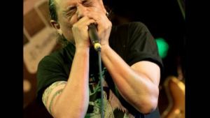 Algo de rock: Luis Robinson y Eze Salgado en Paganos