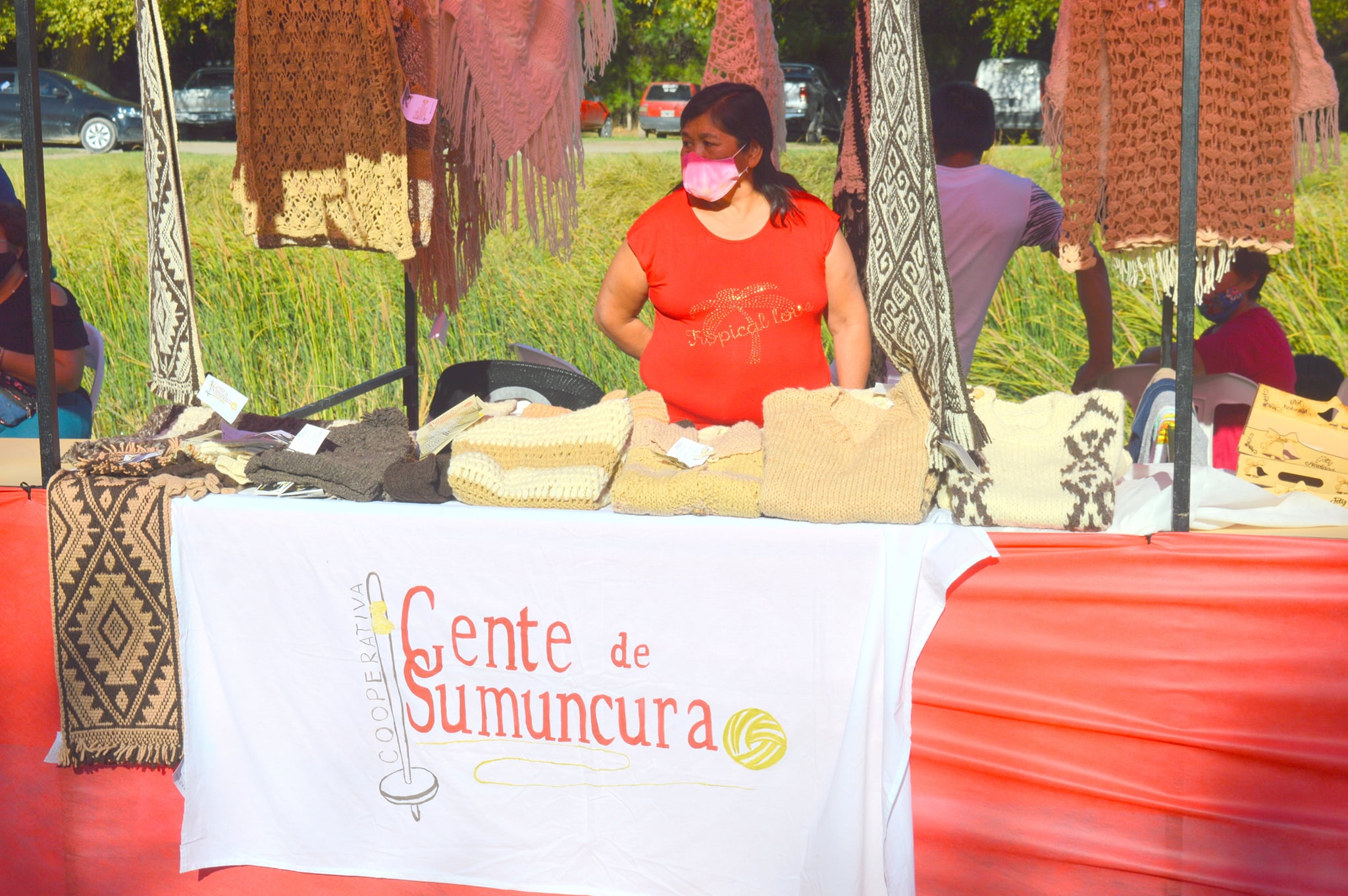 Las artesanas de Gente de Somuncura expusieron sus productos. Foto: Gentileza FM Única Valcheta.