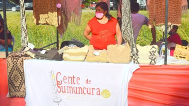 Las artesanas de Gente de Somuncura expusieron sus productos. Foto: Gentileza FM Única Valcheta.