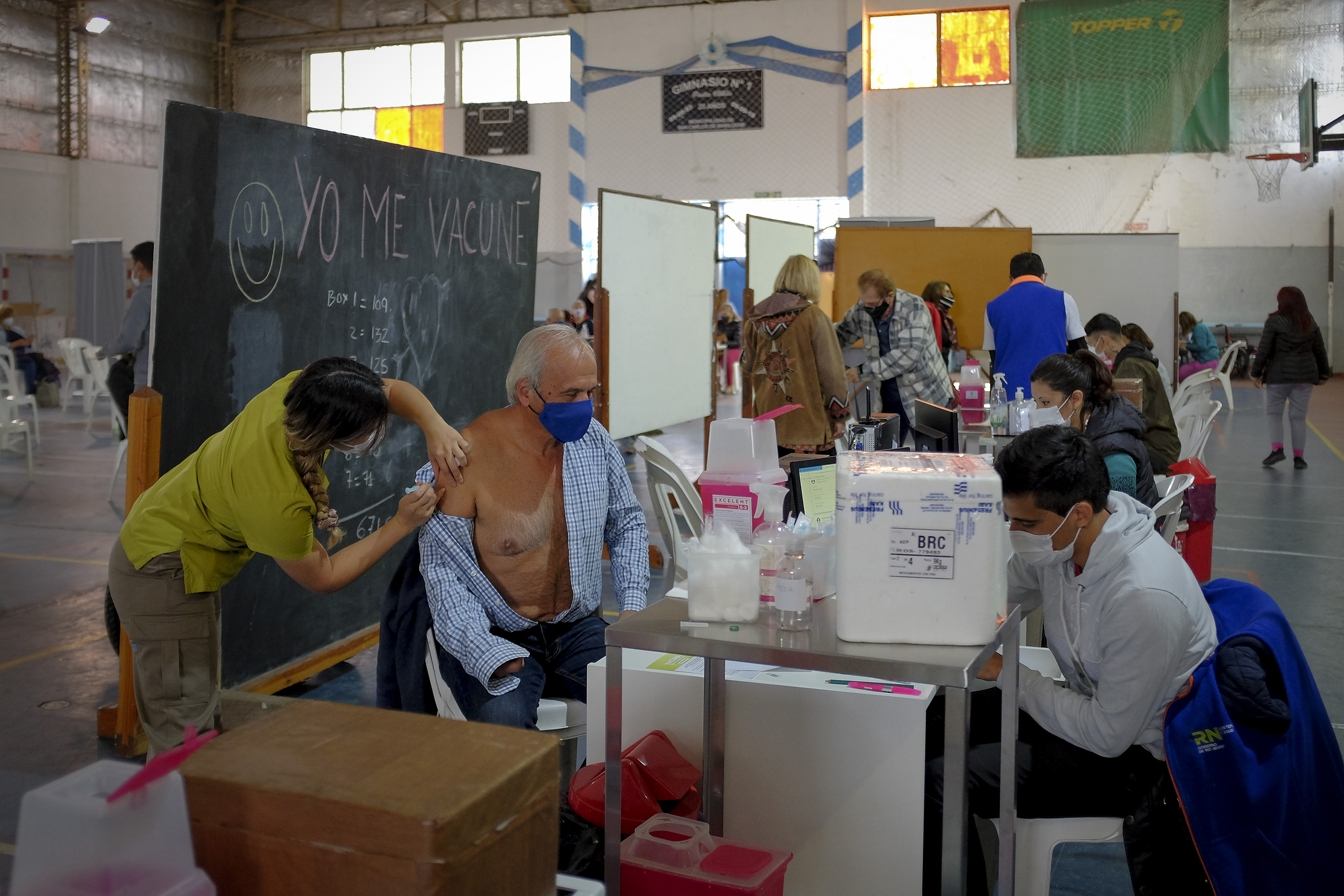 La vacunación contra el coronavirus se realiza en Bariloche en el gimnasio municipal 1. Archivo