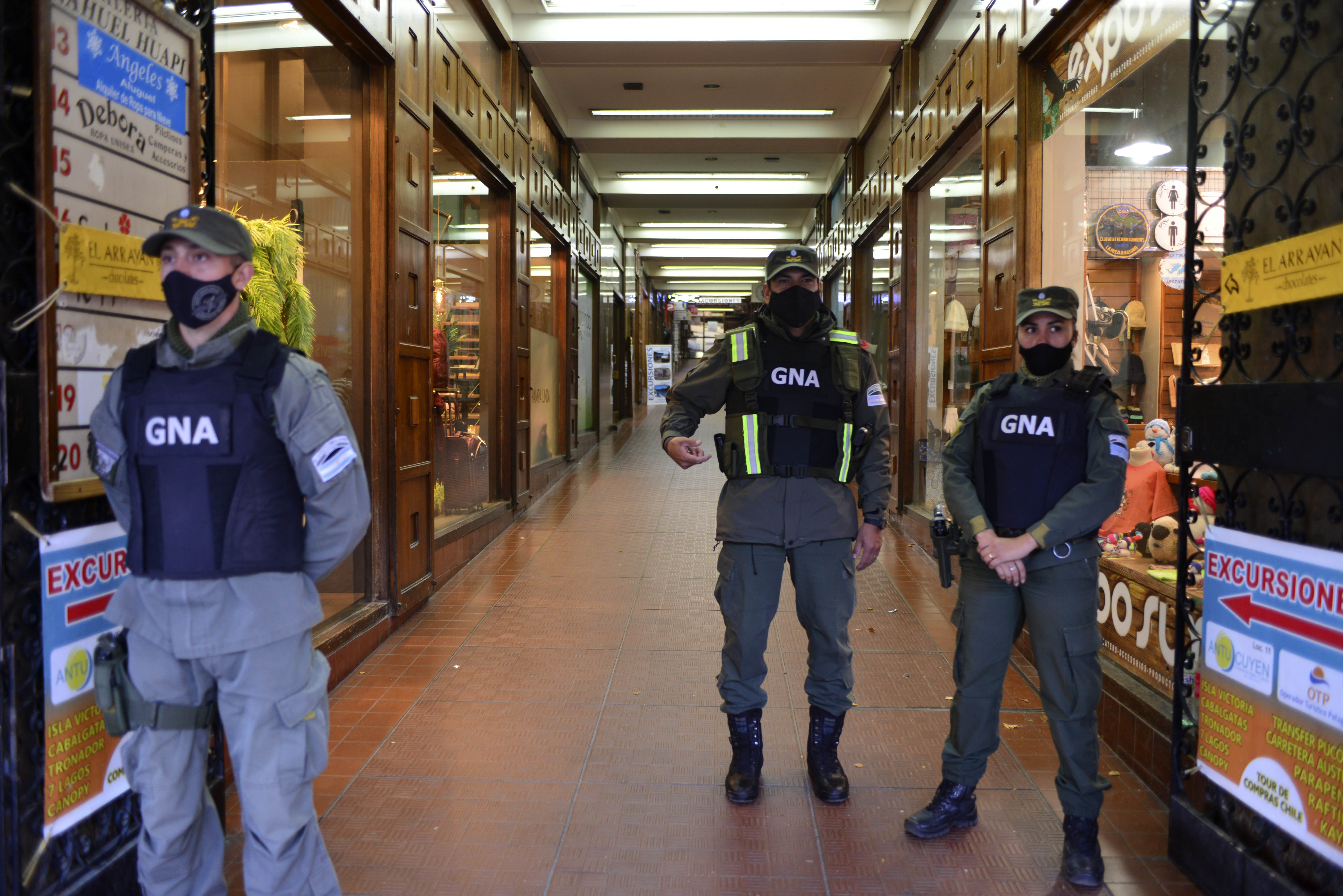 Personal de Gendarmería del Escuadrón 34 Bariloche hizo los allanamientos en el centro de Bariloche. (foto Alfredo Leiva)