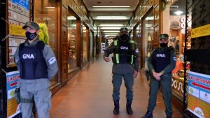 Secuestraron millones de pesos y miles de dólares en «cuevas» de Bariloche