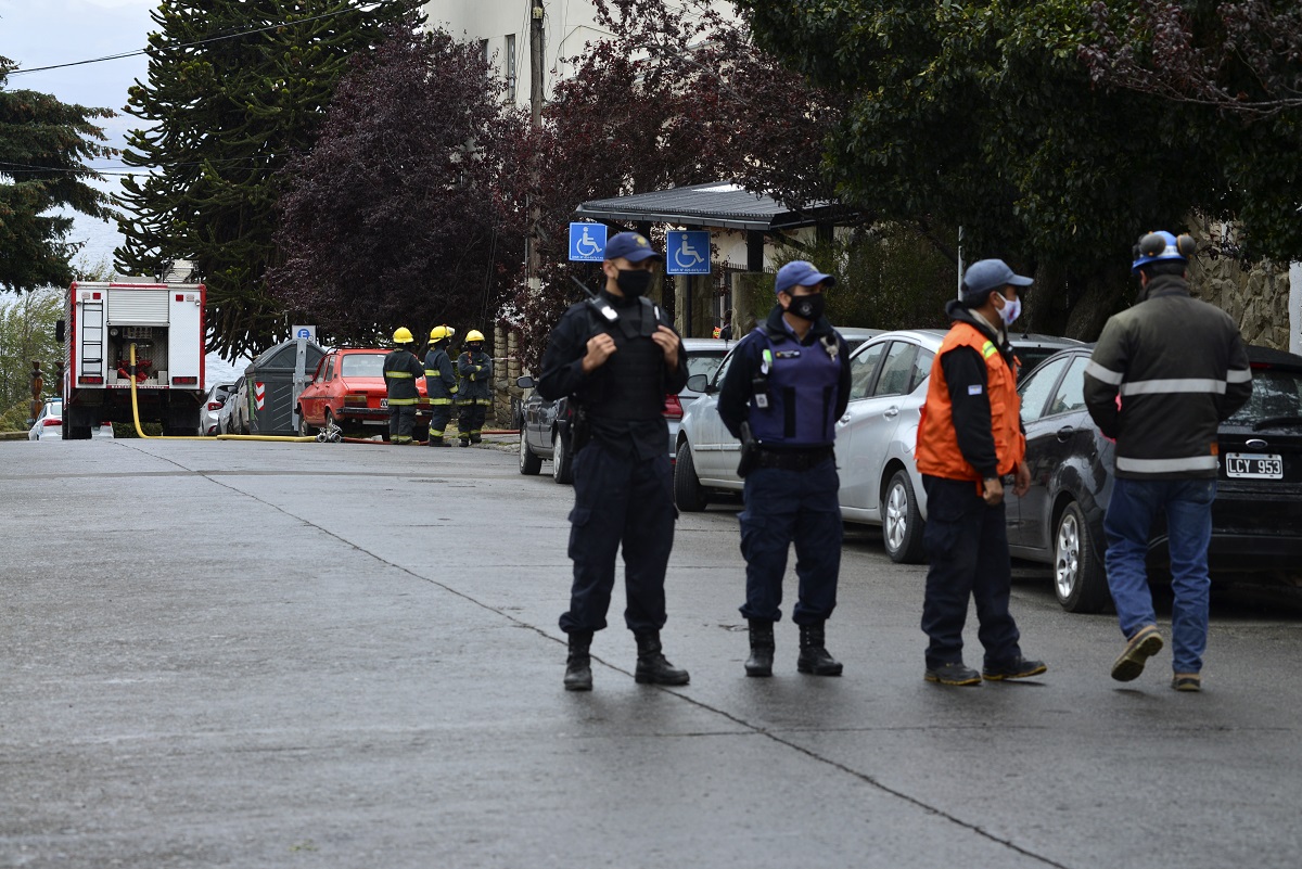 Minutos antes del mediodía, procedieron a la evacuación del edificio de tribunales en Bariloche. Foto: Alfredo Leiva
