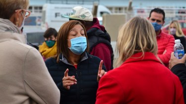 Molesta, Carreras se acercó a Martini y le reprochó por llamarla "soberbia". Foto: Alfredo Leiva