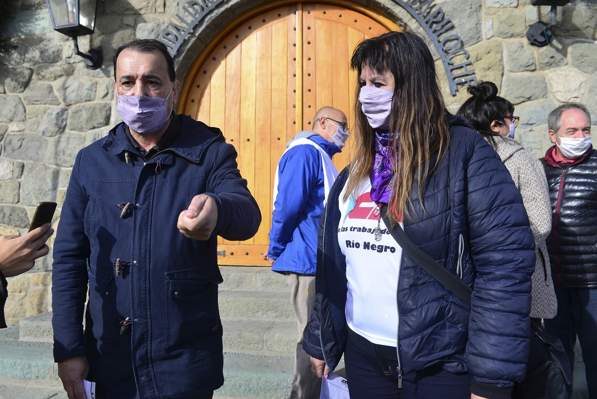 Jorge Molina junto a Patricia Lande reclamaron más restricciones en Bariloche. Foto: Alfredo Leiva