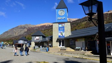 Un puñado de turistas paseaba el viernes en la base del cerro Catedral, donde el 95% de los comercios está cerrado por baja temporada. Foto: Alfredo Leiva