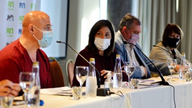 La gobernadora Arabela Carreras junto a los intendentes Gennuso y Balseiro anunciaron las nuevas medidas. Foto: Alfredo Leiva
