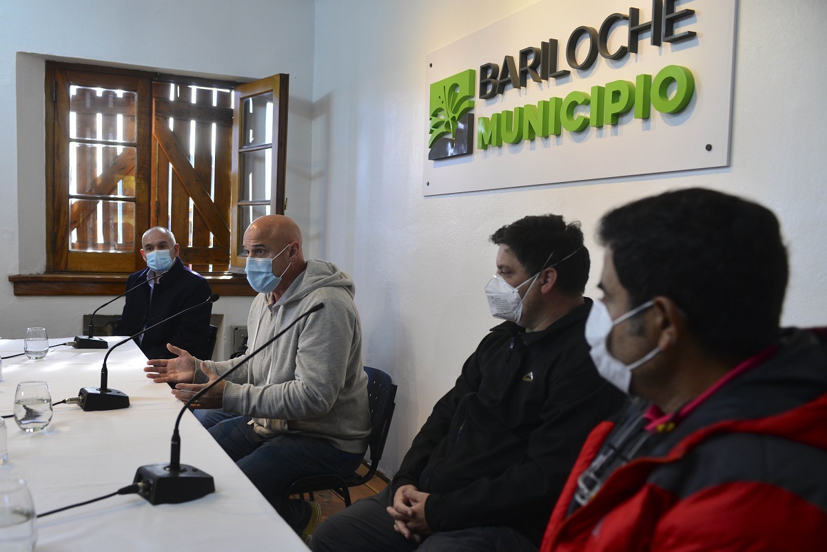 El directo del hospital de Bariloche, Leonardo Gil (centro) jutno a referentes de tres instituciones médicas privadas de la ciudad expresaron la gravedad de la situación de Bariloche. Foto: Alfredo Leiva