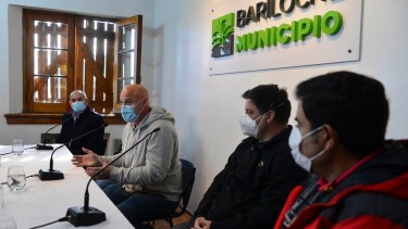 El directo del hospital de Bariloche, Leonardo Gil (centro) jutno a referentes de tres instituciones médicas privadas de la ciudad expresaron la gravedad de la situación de Bariloche. Foto: Alfredo Leiva