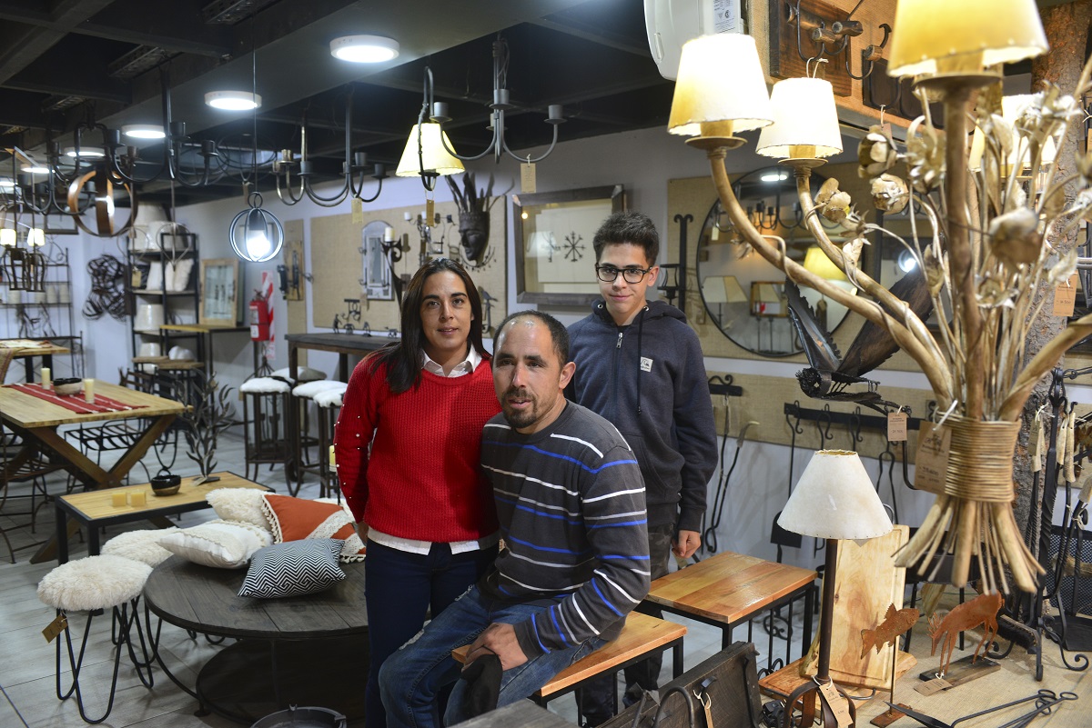 Fernando Rey y su familia decidieron que los productos en hierro que fabrica lleguen al turista con un comercio en el centro de Bariloche. Foto: Alfredo Leiva
