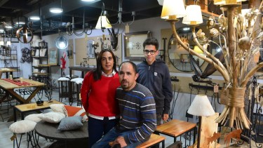 Fernando Rey y su familia decidieron que los productos en hierro que fabrica lleguen al turista con un comercio en el centro de Bariloche. Foto: Alfredo Leiva