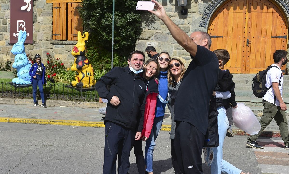 Una selfie familiar en el Centro Cívico de Bariloche, una postal habitual este fin de semana largo. Foto: Chino Leiva