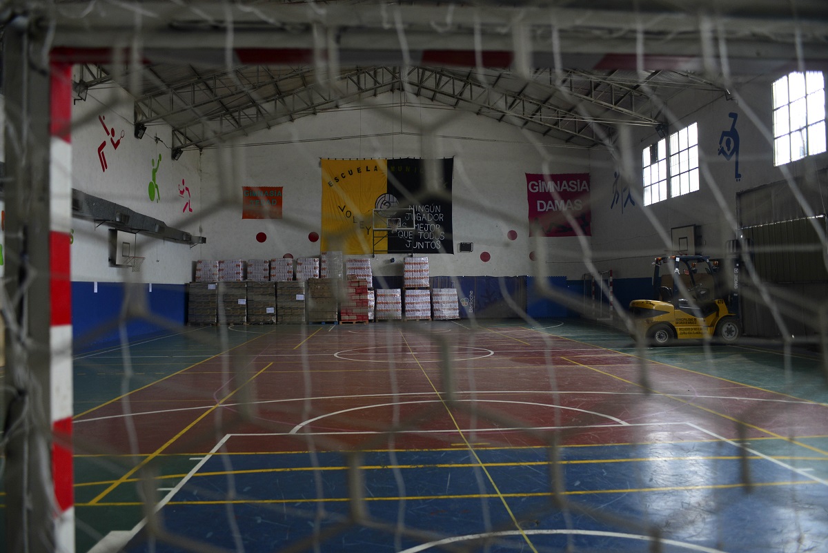 El gimnasio municipal 2 será ahora el depósito de los alimentos que reparte el municipio de Bariloche, para emplazar un vacunatorio en otro gimnasio. Foto: Alfredo Leiva